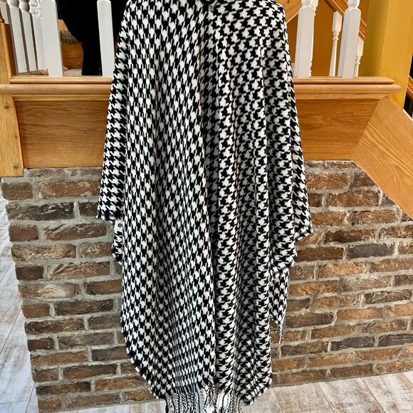Classic Black and White Houndstooth Pattern Cape/Poncho/Shawl - Picture 4 of 9